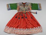 une robe orange composée d'un haut vert et d'une jupe rouge