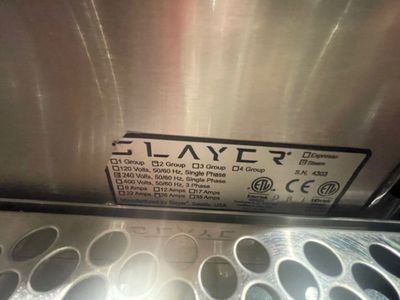 une photo d'un lave-vaisselle en acier inoxydable sur lequel est apposée une étiquette