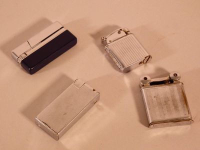 trois briquets posés les uns à côté des autres sur une table