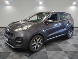 un SUV gris garé dans un garage au sol carrelé