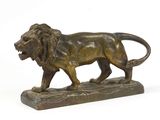 statue en bronze représentant un lion, posée sur un socle en marbre, sur fond blanc