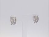 gros plan d'une paire de boucles d'oreilles sur un support