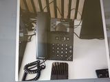 une photo d'un téléphone portable posé sur un bureau