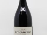 une bouteille de vin posée sur une table