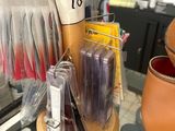 une personne qui tient un sac contenant du vernis à ongles