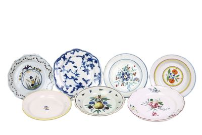 de nombreuses assiettes aux motifs variés, disposées sur un fond blanc