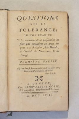 un livre sur lequel est inscrite une question, posé sur une table