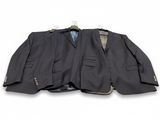 une veste de costume et une cravate suspendues à un cintre