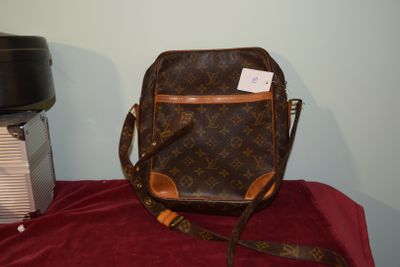 un sac en papier brun posé sur une couverture rouge