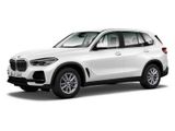 un SUV BMW blanc garé sur un fond blanc