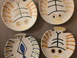 trois assiettes à motifs différents posées sur une table