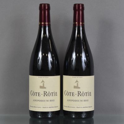 deux bouteilles de vin posées sur une table l'une à côté de l'autre