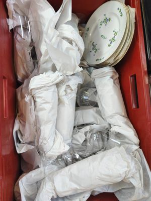un bac rouge rempli d'assiettes et de serviettes