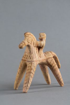 une petite figurine représentant un cheval et un oiseau
