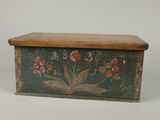 une vieille boîte en bois décorée de fleurs et de feuilles peintes