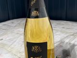 une bouteille de vin posée sur une boîte