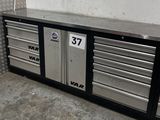 une photo d'un établi métallique dans un garage
