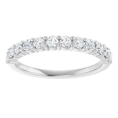 une alliance en or blanc sertie de diamants ronds taille brillant