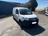 la camionnette blanche est garée sur le parking à côté du bâtiment