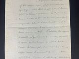 une feuille de papier sur laquelle on peut écrire, posée sur une table