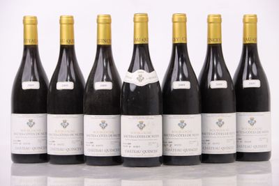 six bouteilles de vin alignées sur une table