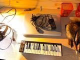 un clavier, un casque et un ordinateur portable posés sur un bureau
