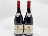 deux bouteilles de vin rouge posées l'une à côté de l'autre sur une surface blanche