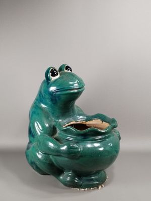 tirelire en céramique verte en forme de grenouille, avec une pièce d'or dans la bouche