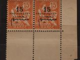 un gros plan sur deux timbres posés sur une feuille de papier