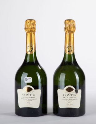 deux bouteilles de champagne posées l'une à côté de l'autre sur une table