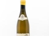 la bouteille de vin blanc est posée sur une surface blanche