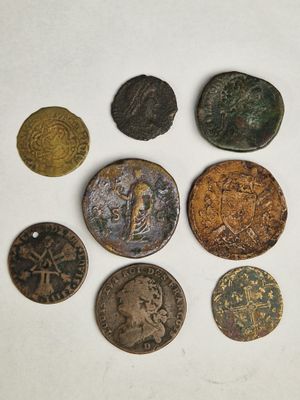 six types différents de pièces romaines sont représentés sur un fond blanc