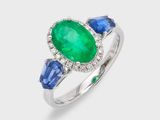 une bague sertie d'une émeraude, d'un saphir et de diamants