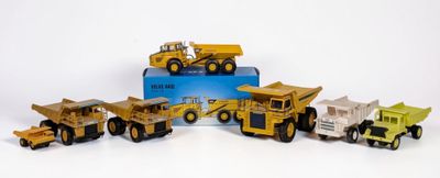cinq camions miniatures alignés les uns à côté des autres
