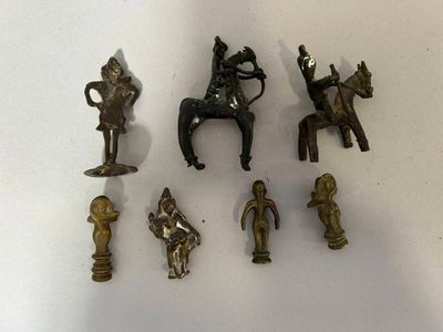 de nombreuses petites figurines en bronze posées sur une table