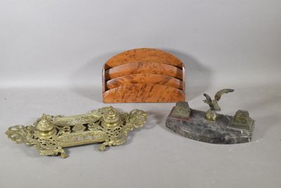 trois œuvres d'art posées sur une table