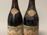deux bouteilles de vin posées l'une à côté de l'autre sur une table