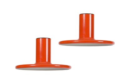 une paire de suspensions orange et blanches sur fond blanc