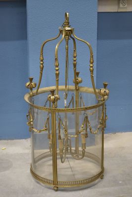 une cage en verre et en laiton contenant des bougies