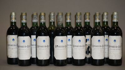 six bouteilles de vin sont alignées sur une table