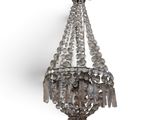 lustre composé de perles de verre et de cristaux sur fond blanc