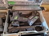 une boîte contenant des outils posée sur une table