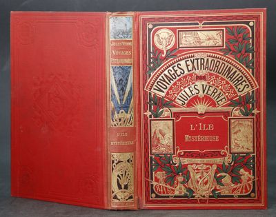 la couverture et le dos d'un livre rouge orné de dorures