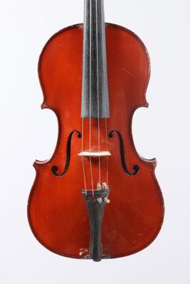 un gros plan d'un violon sur une surface blanche avec un fond blanc