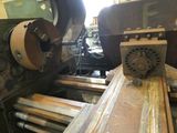une machine qui travaille sur une pièce de bois