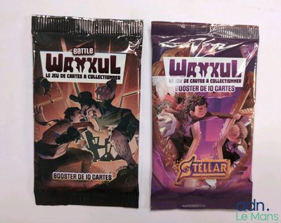 deux paquets de jeux de cartes posés sur une surface blanche