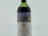 une bouteille de vin posée sur une table