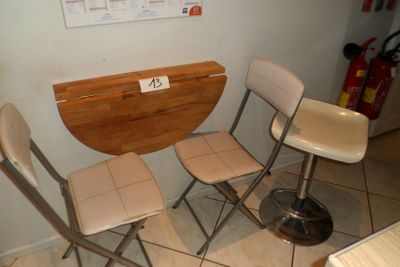 trois chaises et une table dans le coin d'une pièce