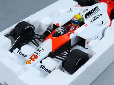 une maquette de voiture de course exposée sur une table