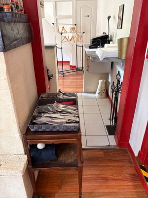 un couloir avec une porte rouge et un parquet
